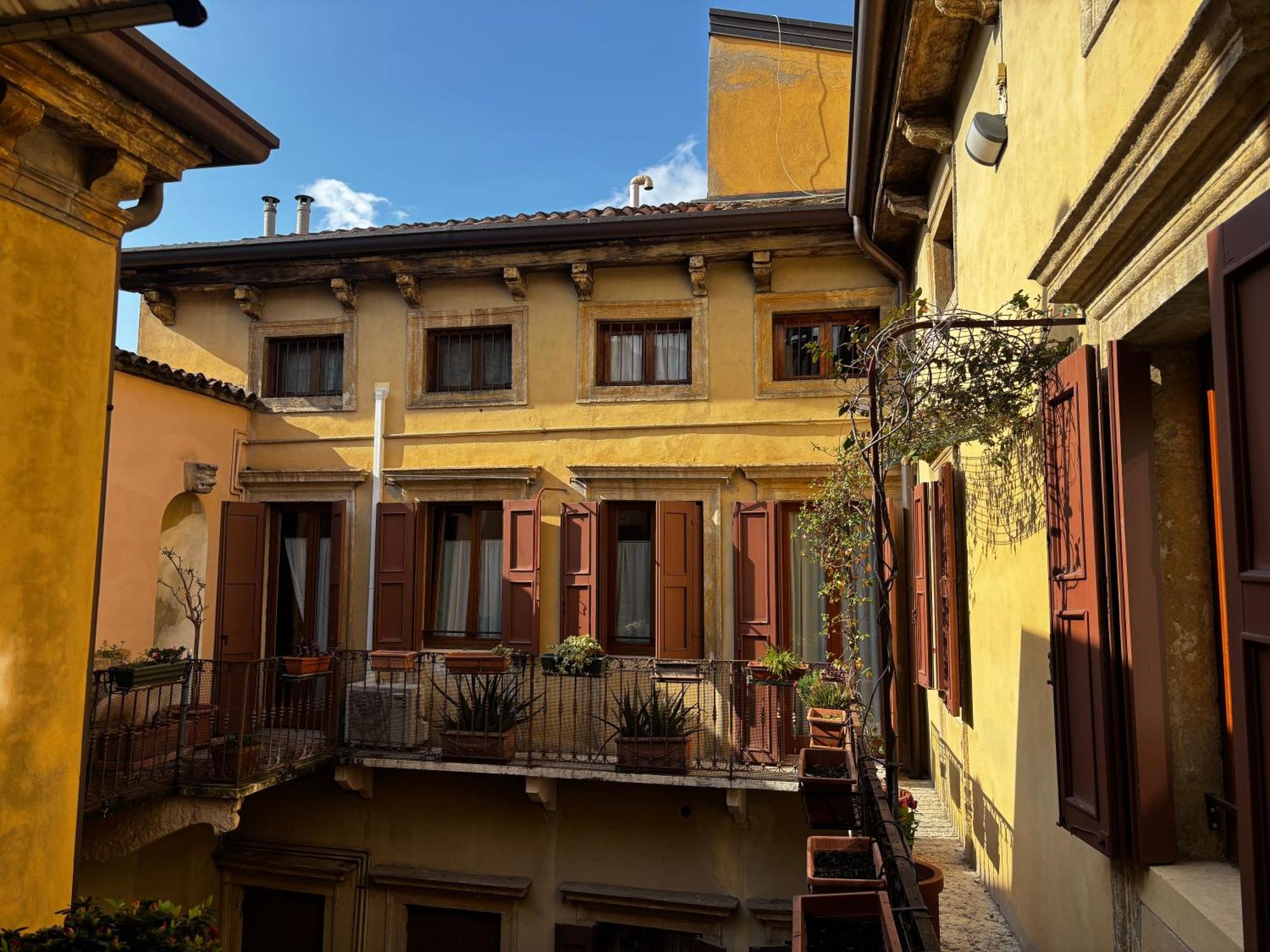 Protezione Della Giovane - Female Hostel - Verona, Verona